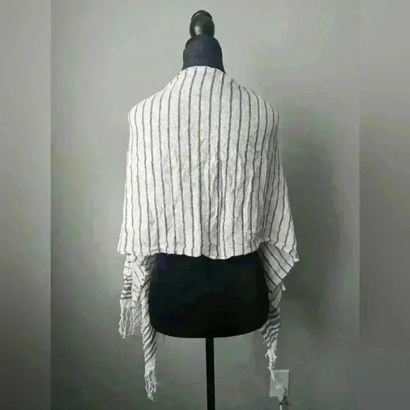 H&M Green and White Striped Scarf - Picture 3 of 4